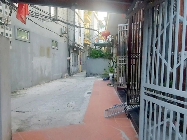 Bán đất 30m2, mặt tiền 4m, oto nhỏ đỗ cổng, 20m ra oto tránh, sát phố. Giá chỉ 2.3 tỷ. LH 0988050238