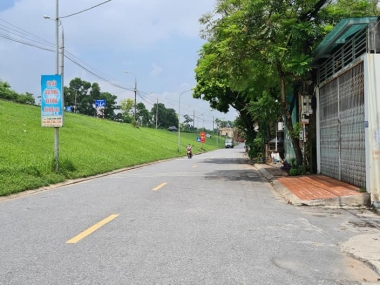 Bán nhà đường Bát Khối Phường Cự Khối lô góc chỉ 68 triệu/m2.