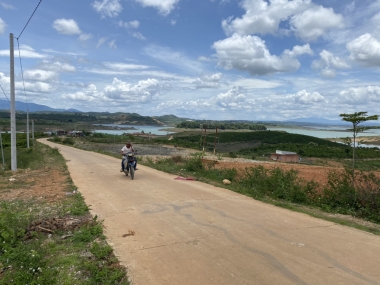 A22. Cần bán lô đất 80m mặt tiền đường bê tông 3600m2 giáp nước, giá 3,6 tỷ.