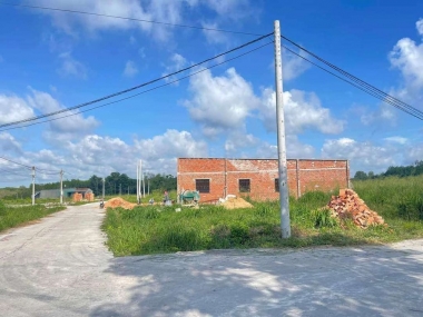  Bị ngân hàng dí nợ bán đất gấp 423m² giá 395 triệu.