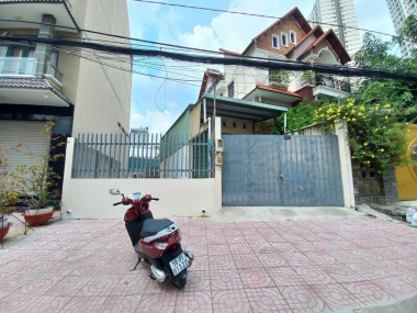 Bán nhà cấp 4 mặt tiền đường Trần Xuân Soạn dt 8x22m giá 18.5 tỷ lh 0918089169